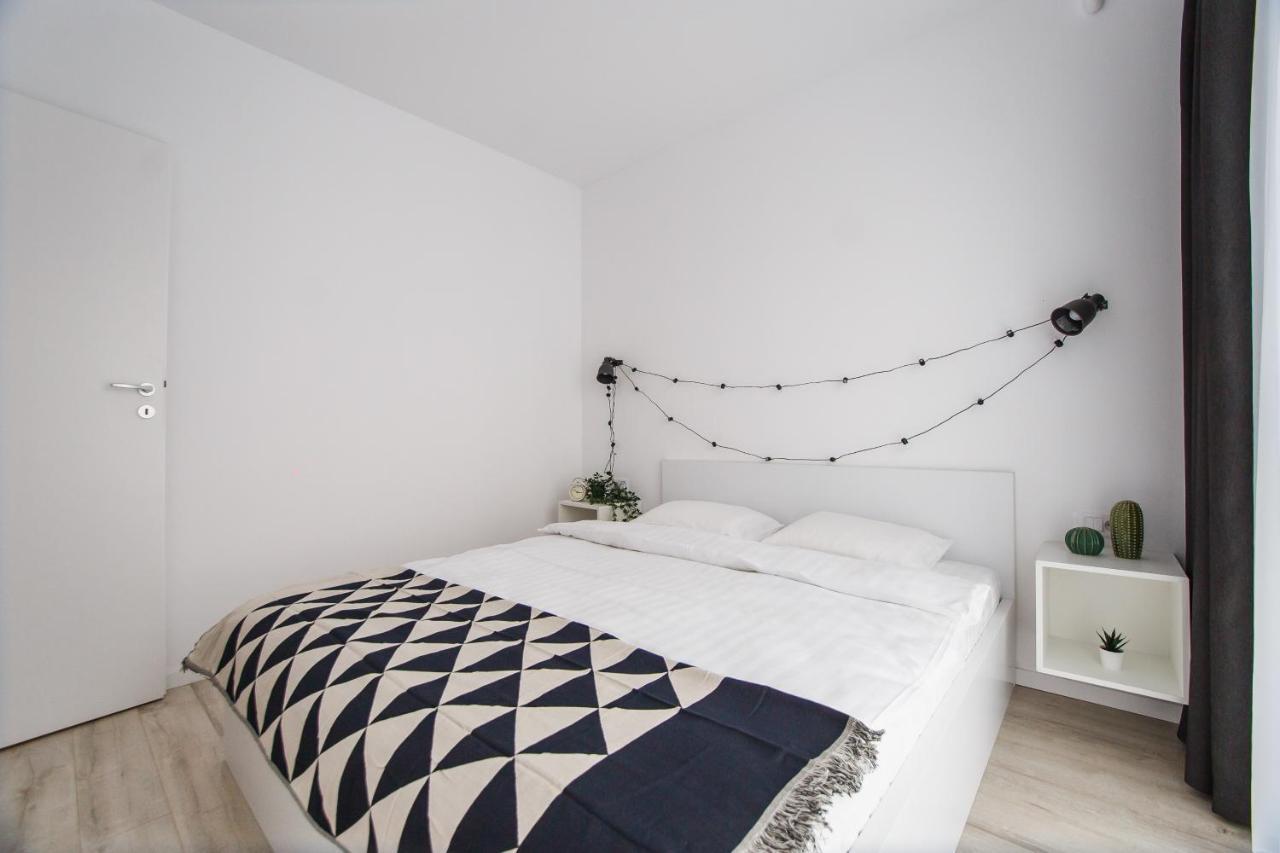 Trendy Apartment Near City Center Oradea Buitenkant foto