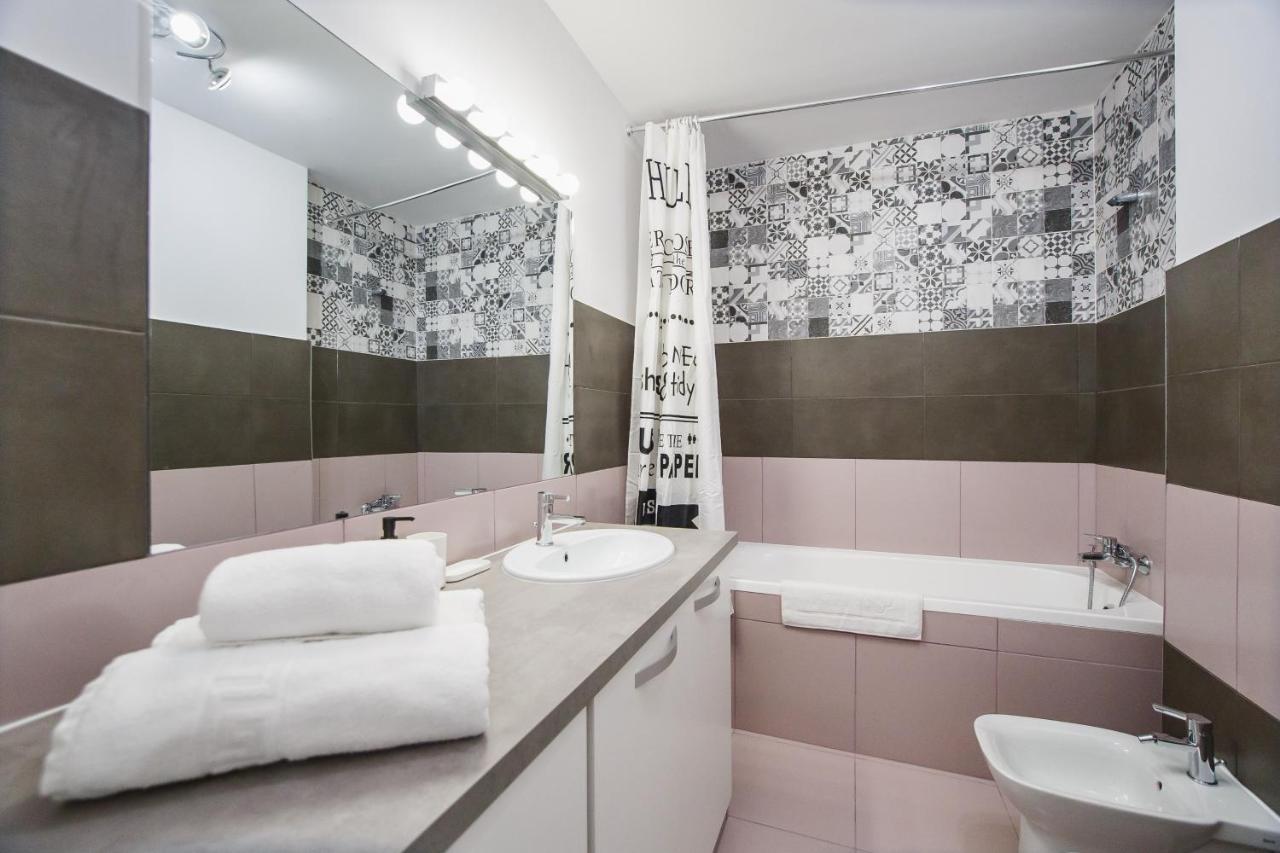 Trendy Apartment Near City Center Oradea Buitenkant foto